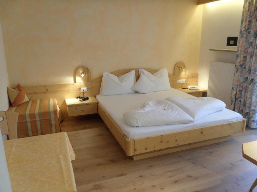 Hotel Fleuralp Cermes Habitación foto